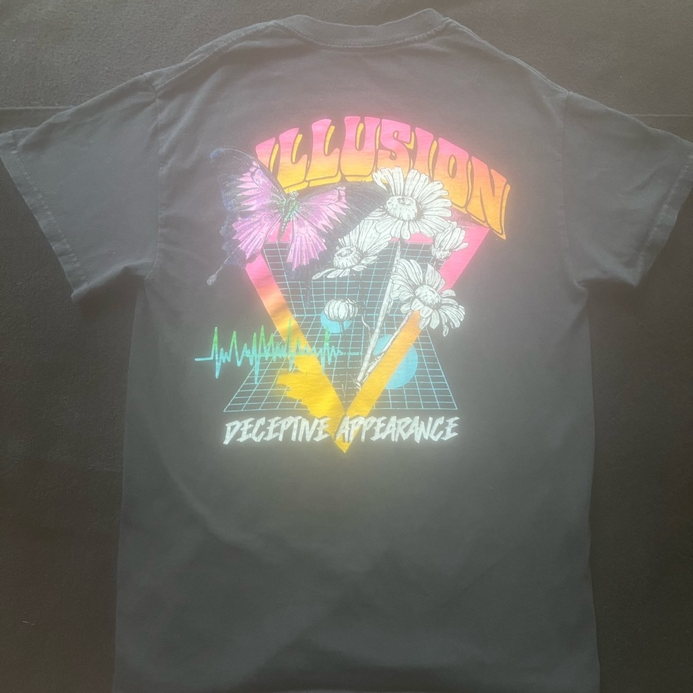 Illusion Decepine Appearance Graphic Tee